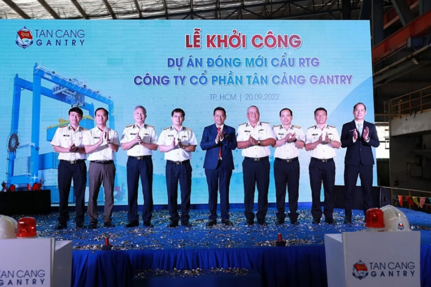 Công ty Cổ phần Tân Cảng Gantry (TCGT) đã đạt được một cột mốc quan trọng trong ngành sản xuất thiết bị nâng hạ container tại Việt Nam. Với sự đầu tư mạnh mẽ vào nghiên cứu và phát triển, TCGT đã thành công trong việc thiết kế và sản xuất các cẩu RTG 6+1 hiện đại, đáp ứng các tiêu chuẩn quốc tế khắt khe.